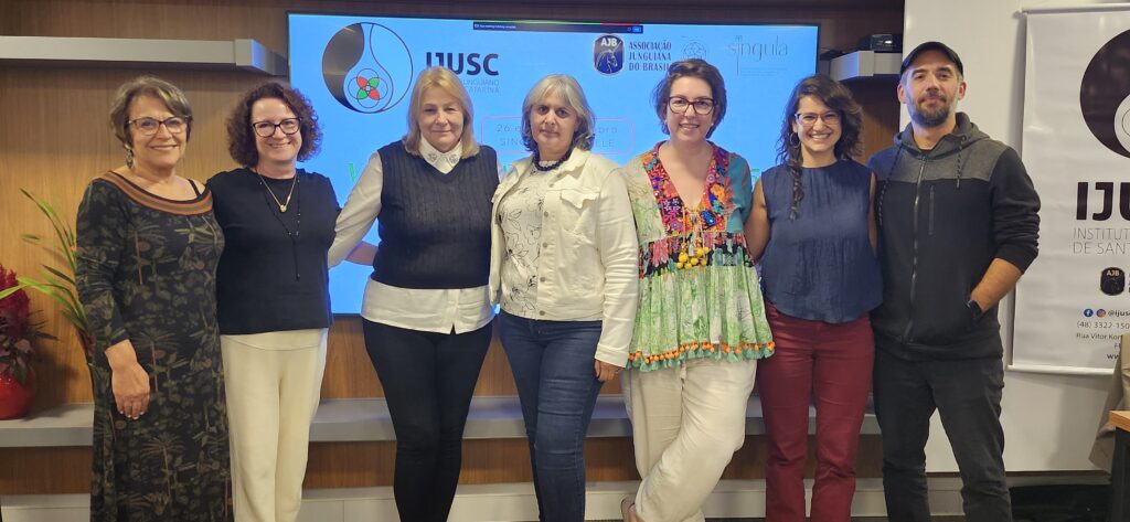Participantes diante do painel do IJUSC no encerramento